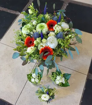 Weisse_Eustoma_Brautstrauss_Reversschmuck.jpg