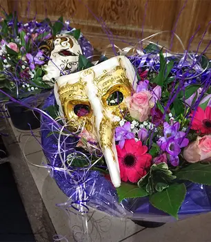 Karneval_Blumenstrauss_Masken.jpg