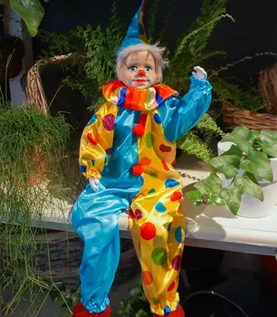 Karneval_Clown_sitzend_bunt.jpg