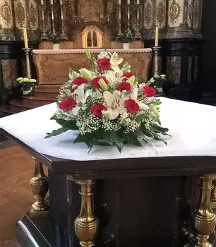 Rote_Gerbera_Altar_Gesteck.jpg